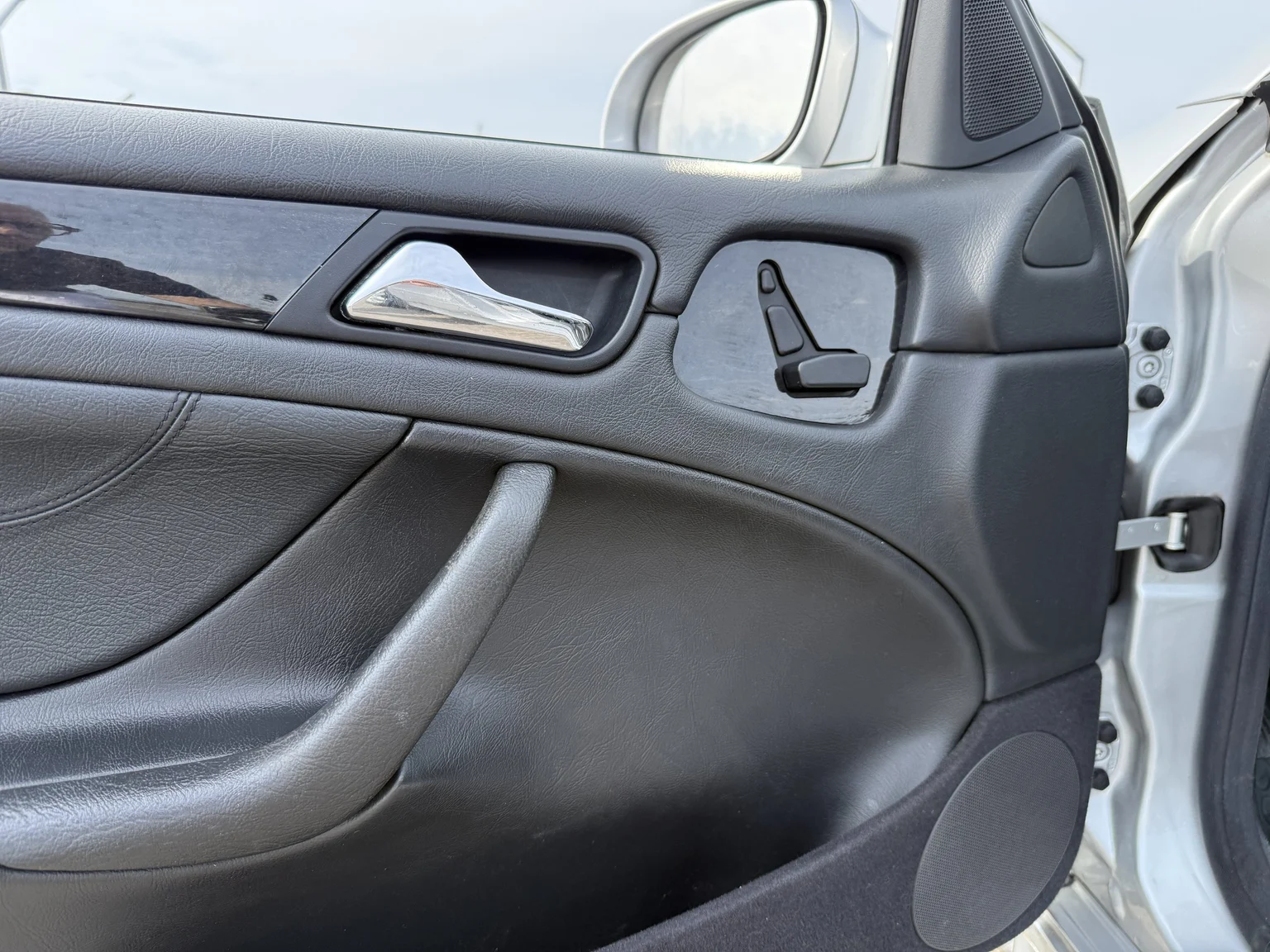 Interior image of 2001 MERCEDES-BENZ CLK 230 Kompressor Cabriolet (3)