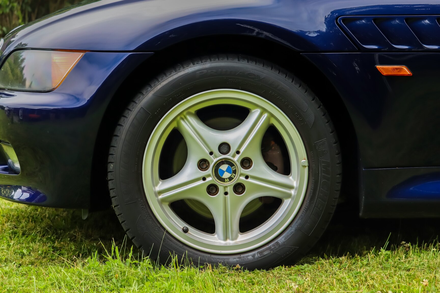 Exterior image of 1999 BMW Z3 1.9i