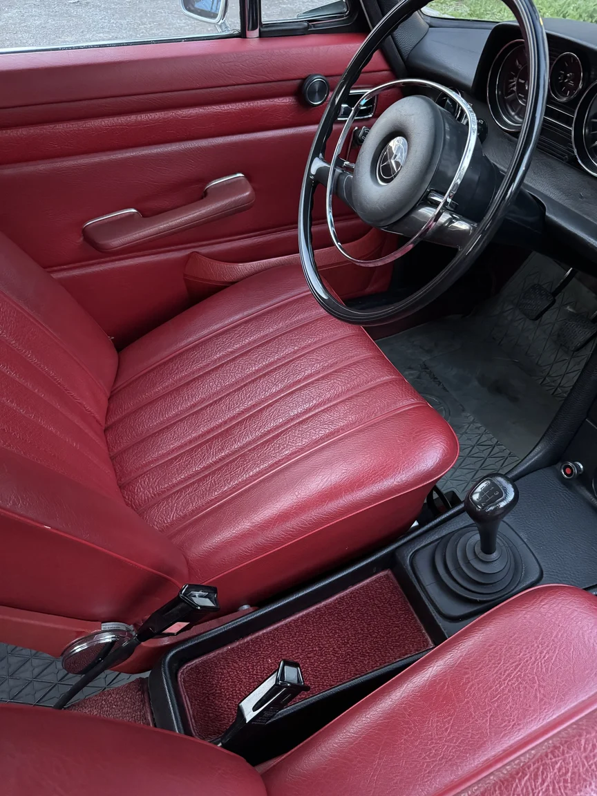 Innenraumfoto von 1972 Mercedes-Benz 200 (54)