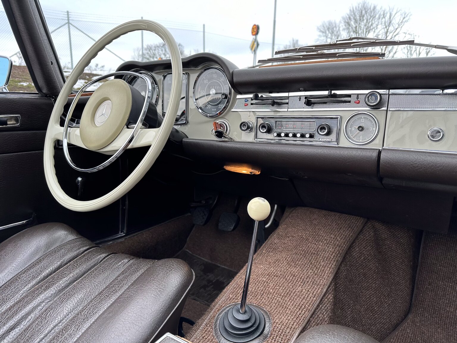 Innenraumfoto von 1968 Mercedes Benz SL 280 Pagoda (36)