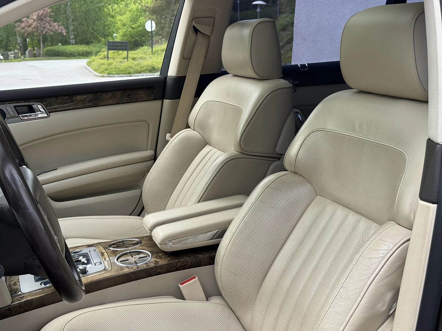 Interior image of 2009 Volkswagen Phaeton W12 LWB Executive (18)