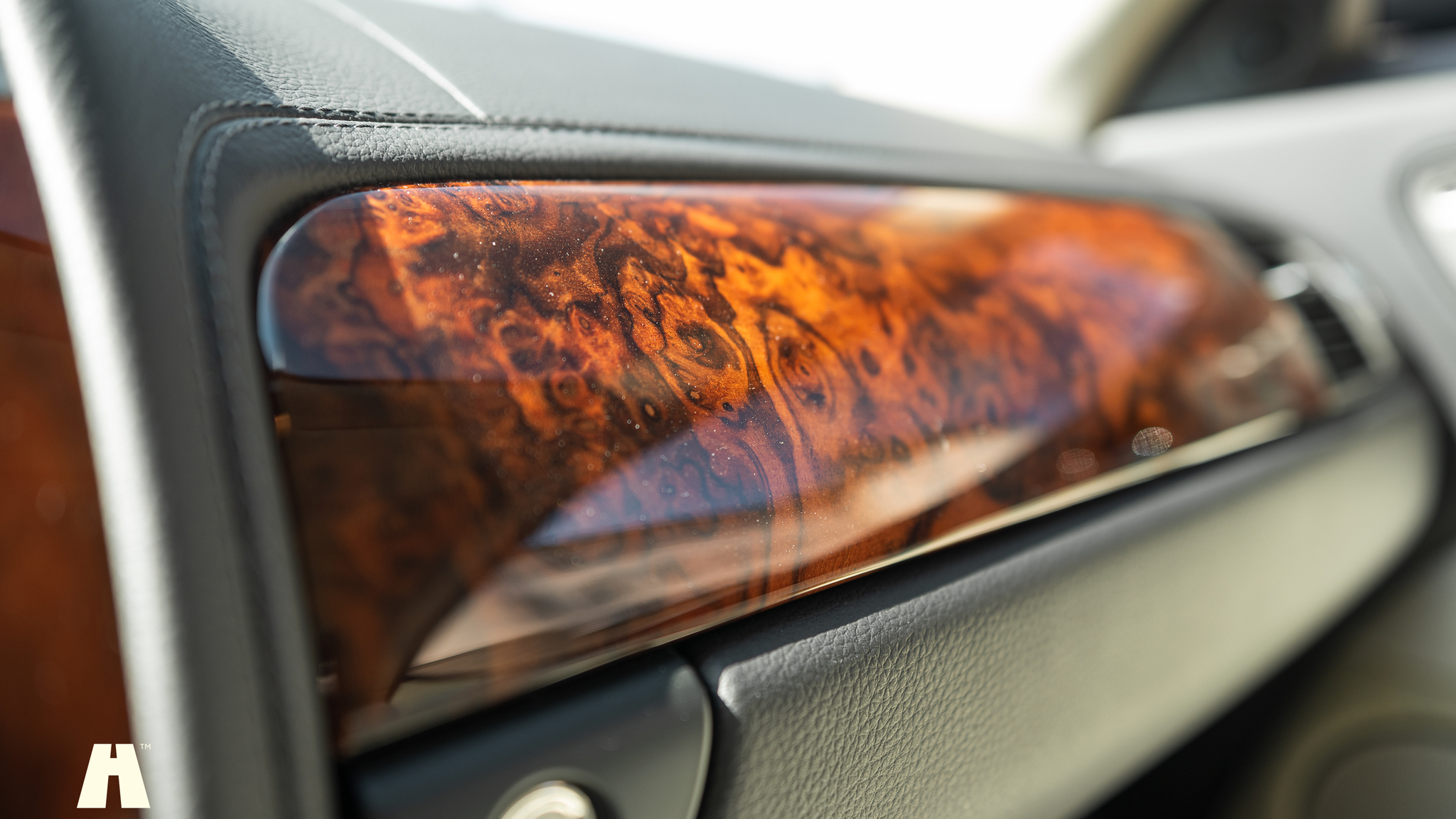 Interior image of 2008 Jaguar XKR (54)