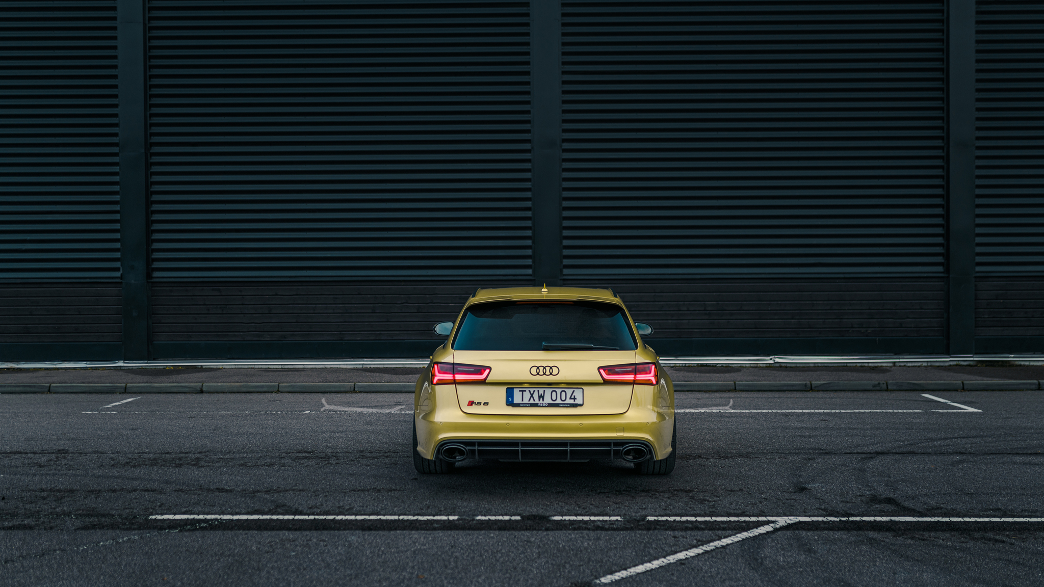 Exterior image of 2016 Audi RS6 Avant Exclusive (11)