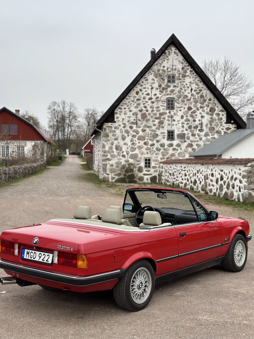 Exterior image of 1987 BMW 325i Convertible (30)