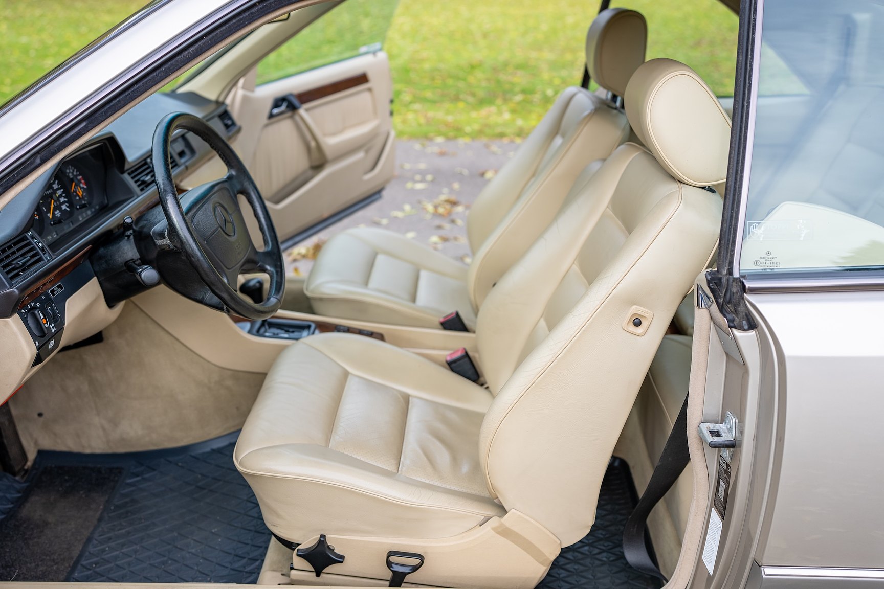 Interiörbild 1992 Mercedes-Benz 300 CE-24