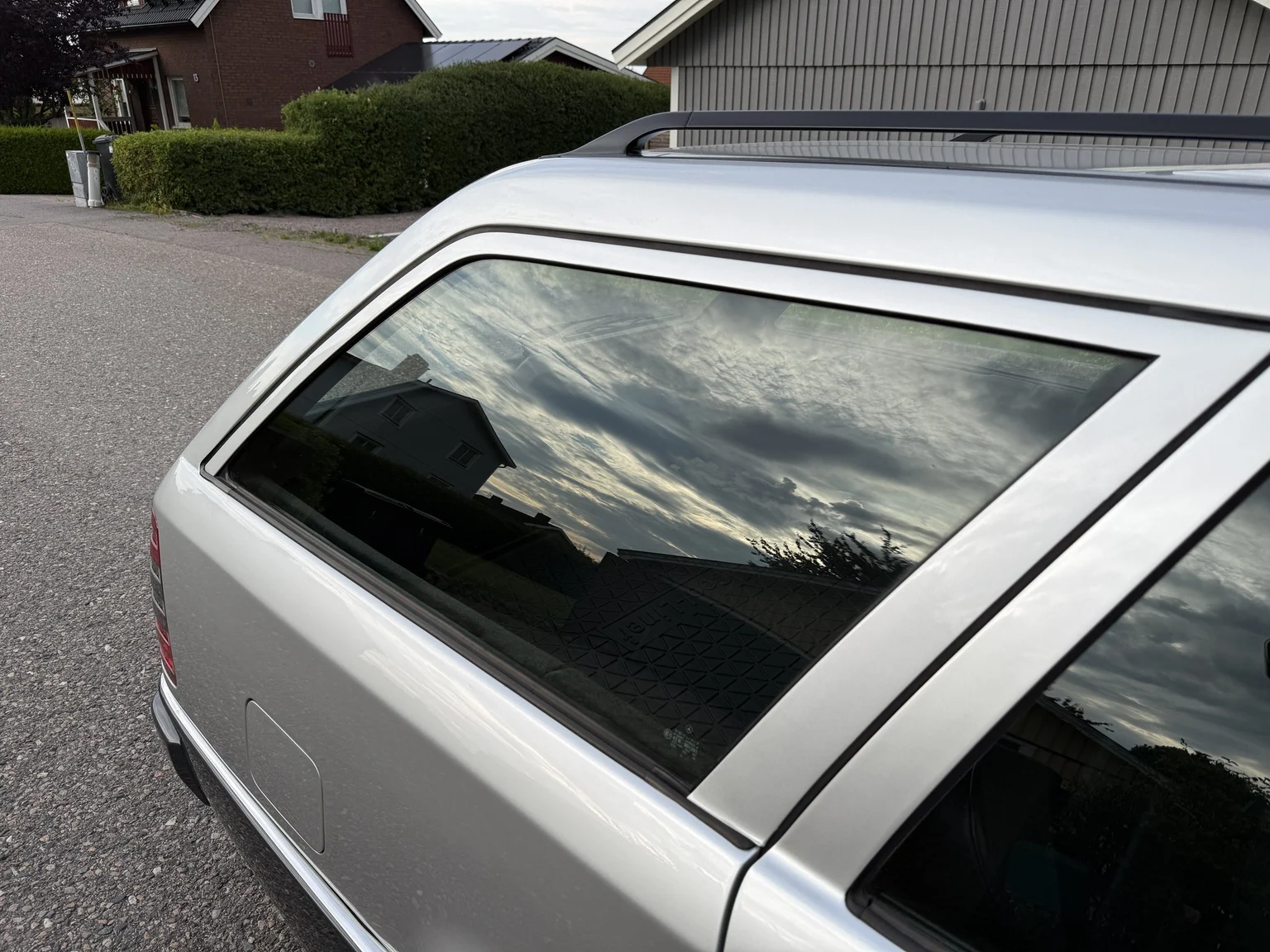 Exterior image of 1994 Mercedes-Benz E 320 T (13)