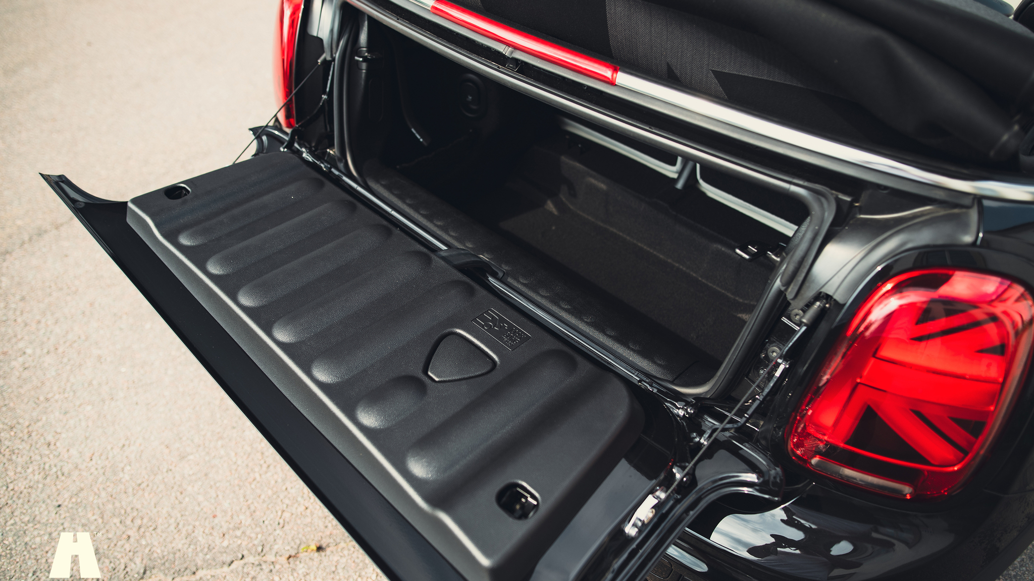 Innenraumfoto von 2021 Mini John Cooper Works Cabriolet  (67)