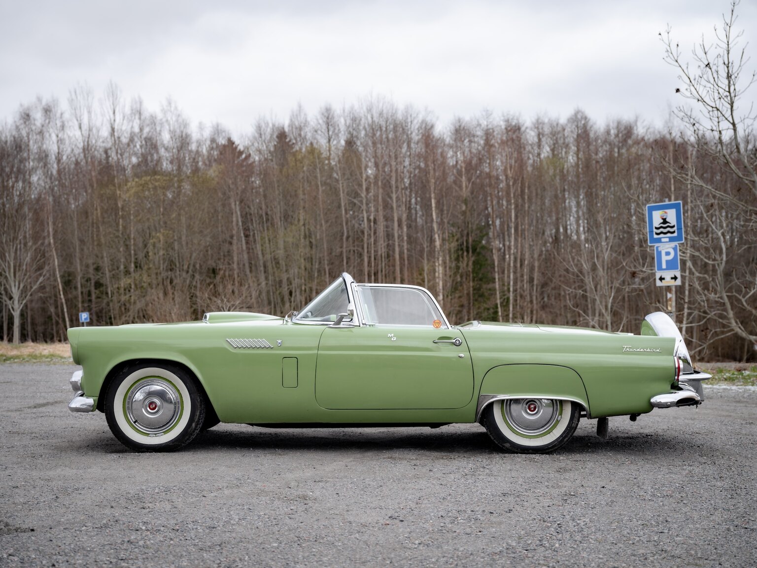 Exteriörbild på 1956 Ford Thunderbird (31)