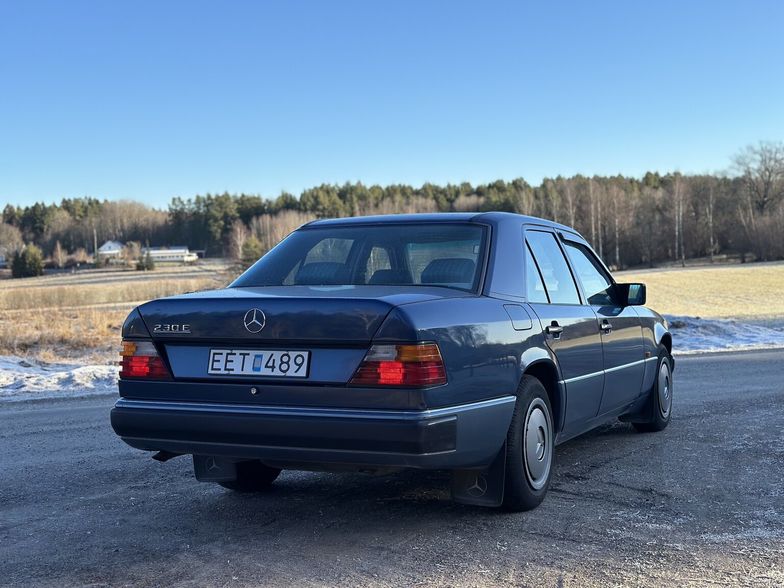 Exterior image of 1991 Mercedes-Benz 230 E 