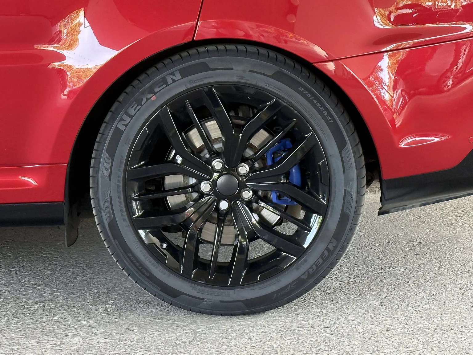 Exteriörbild på 2017 Range Rover Sport SVR (17)