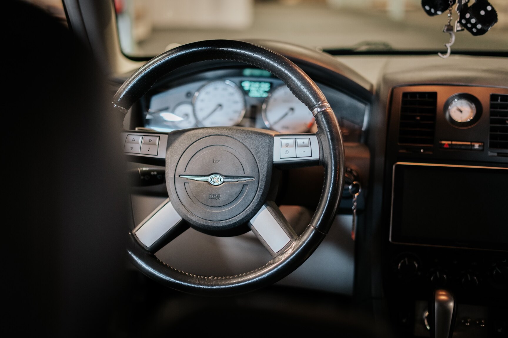 Interior image of 2006 Chrysler 300C SRT-8 (1)