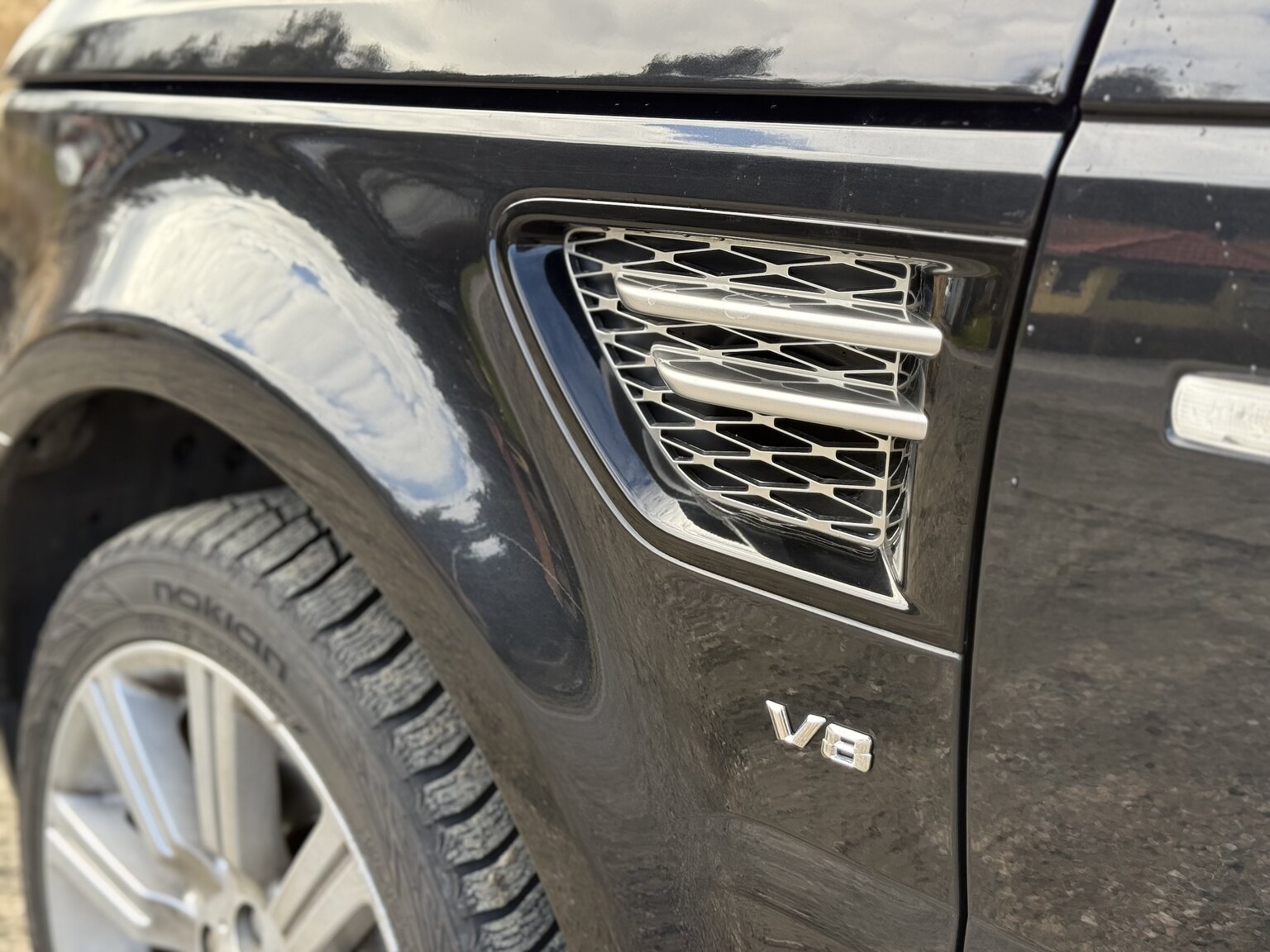 Exteriörbild på 2012 Land Rover Range Rover Sport V8