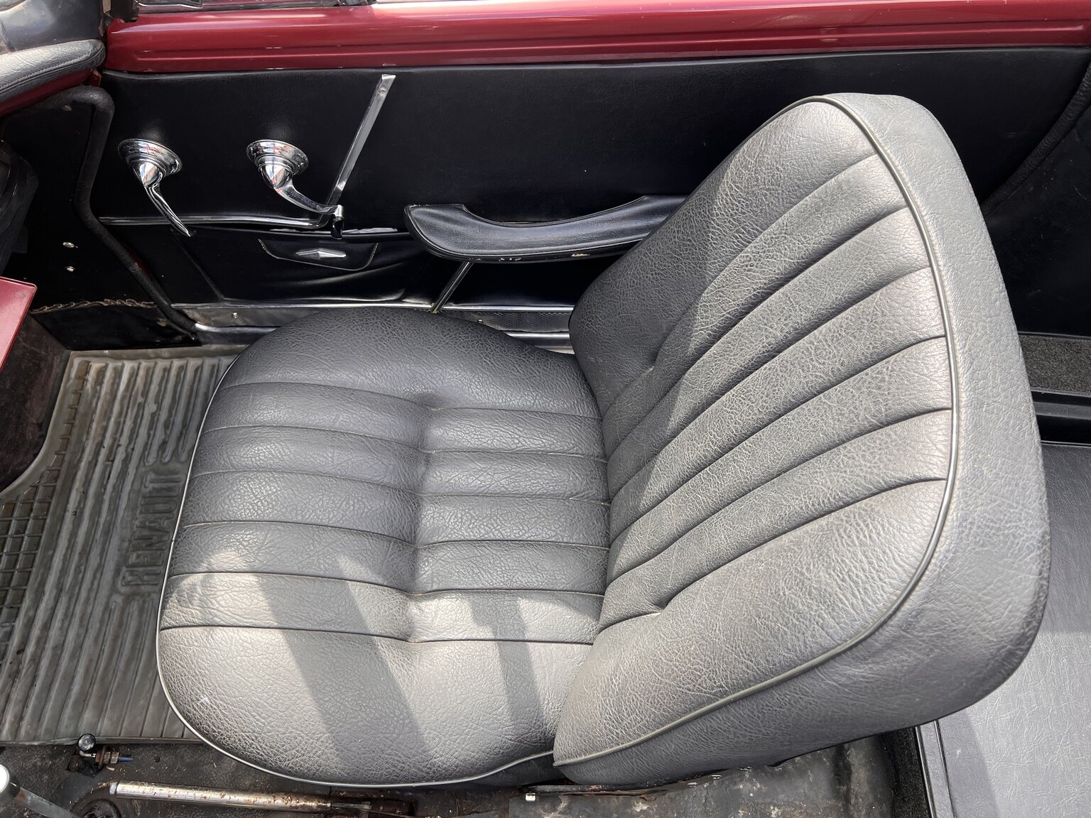 Interior image of 1967 Renault Caravelle Coupé