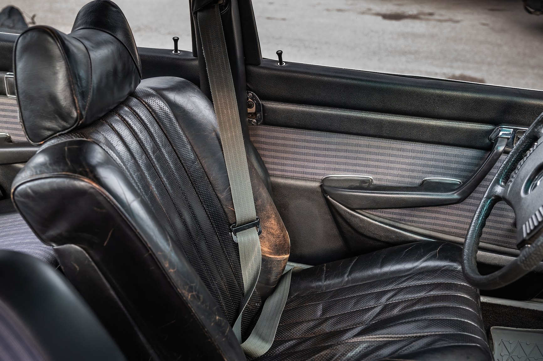 Interior image of 1975 Mercedes-Benz 280 SE 
