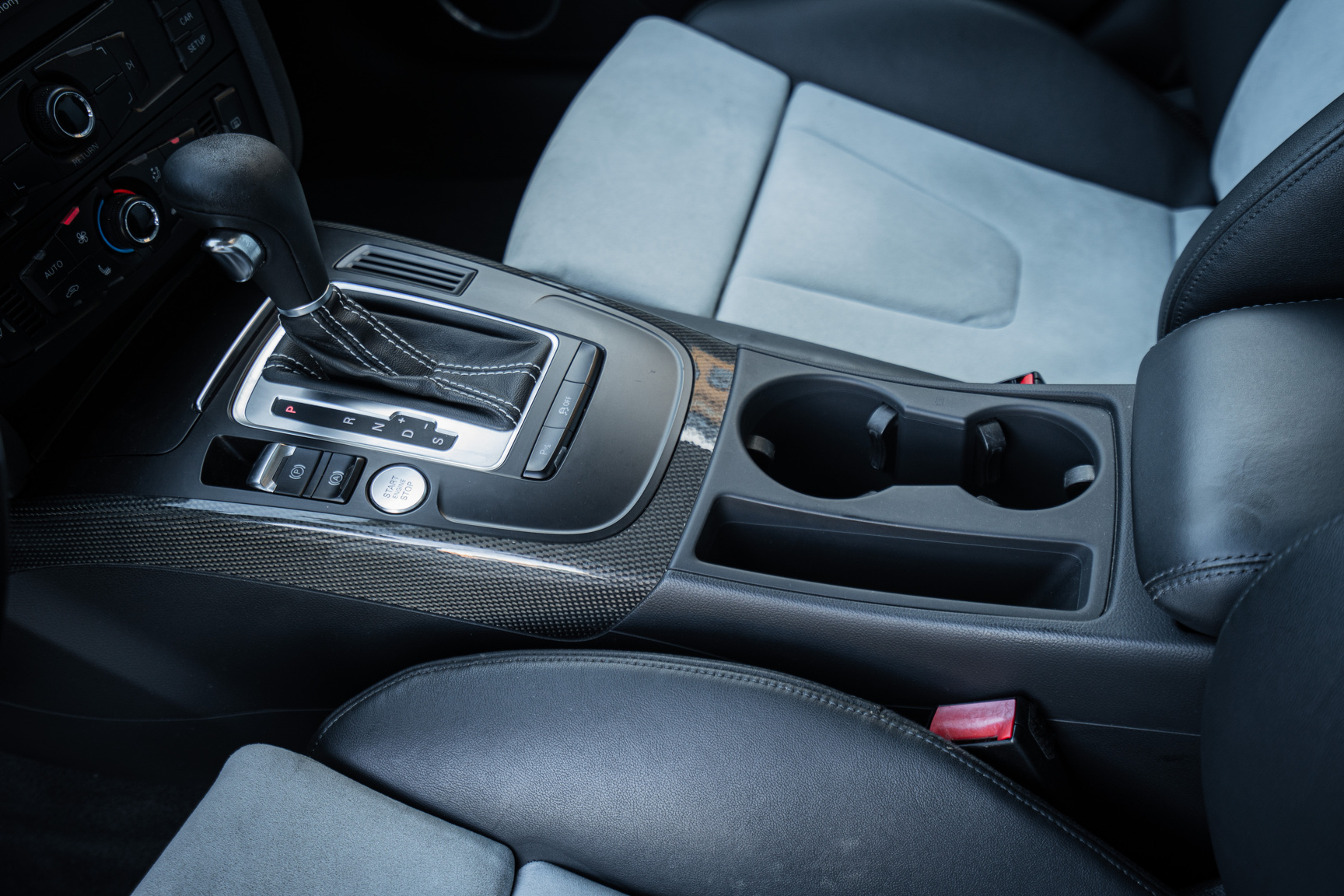 Innenraumfoto von 2011 Audi S4 (26)