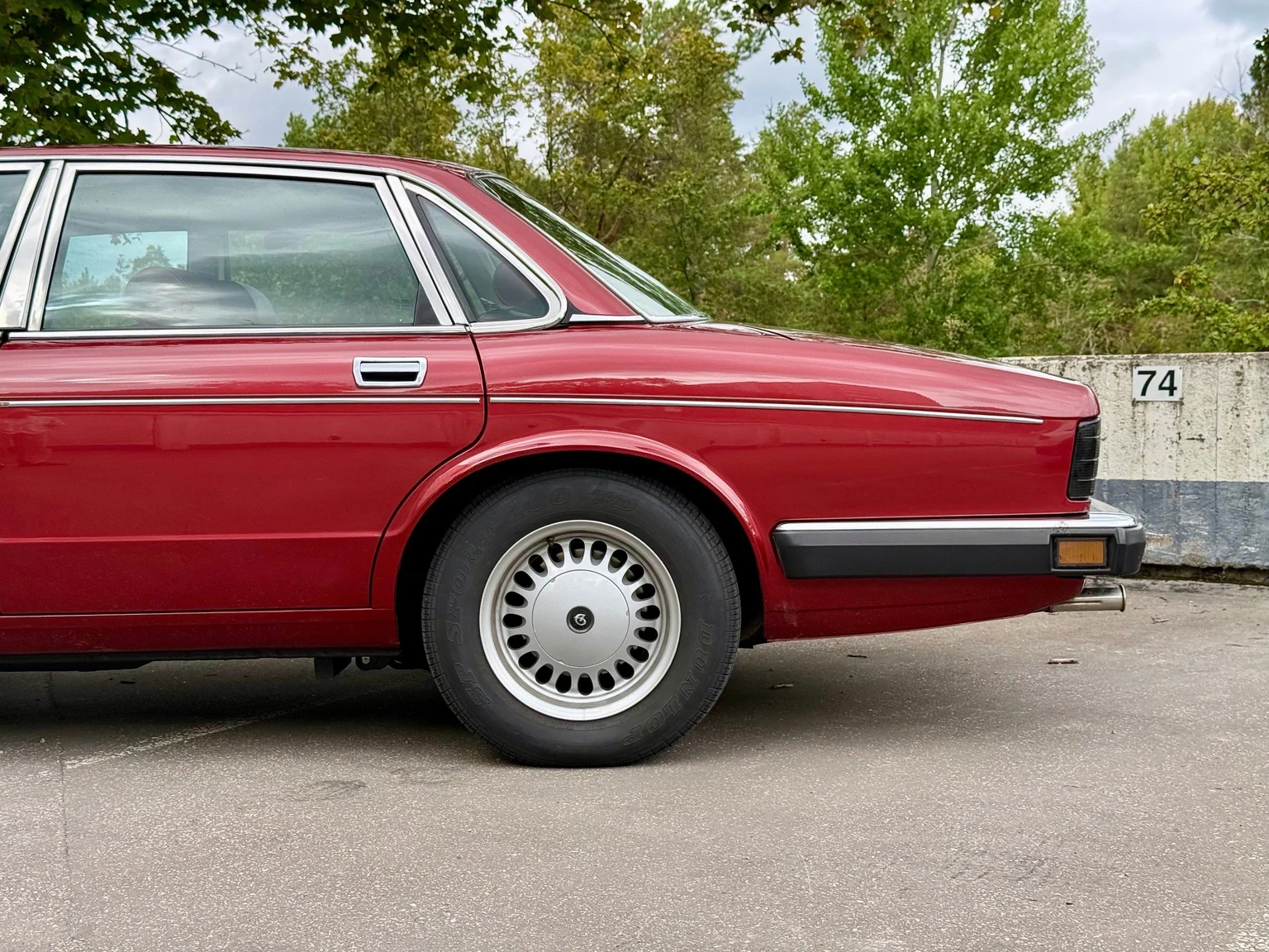Exteriörbild på 1988 Daimler Six (11)