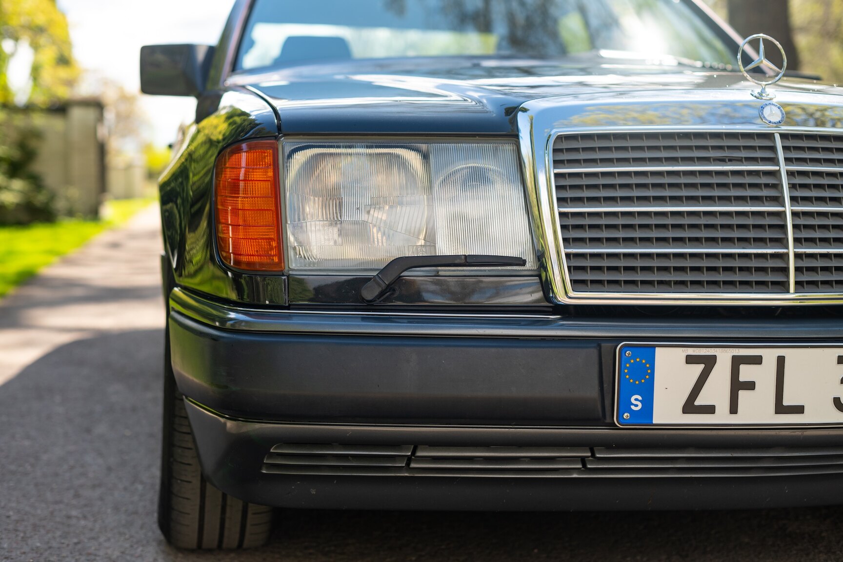 Exterior image of 1993 Mercedes-Benz 400 E