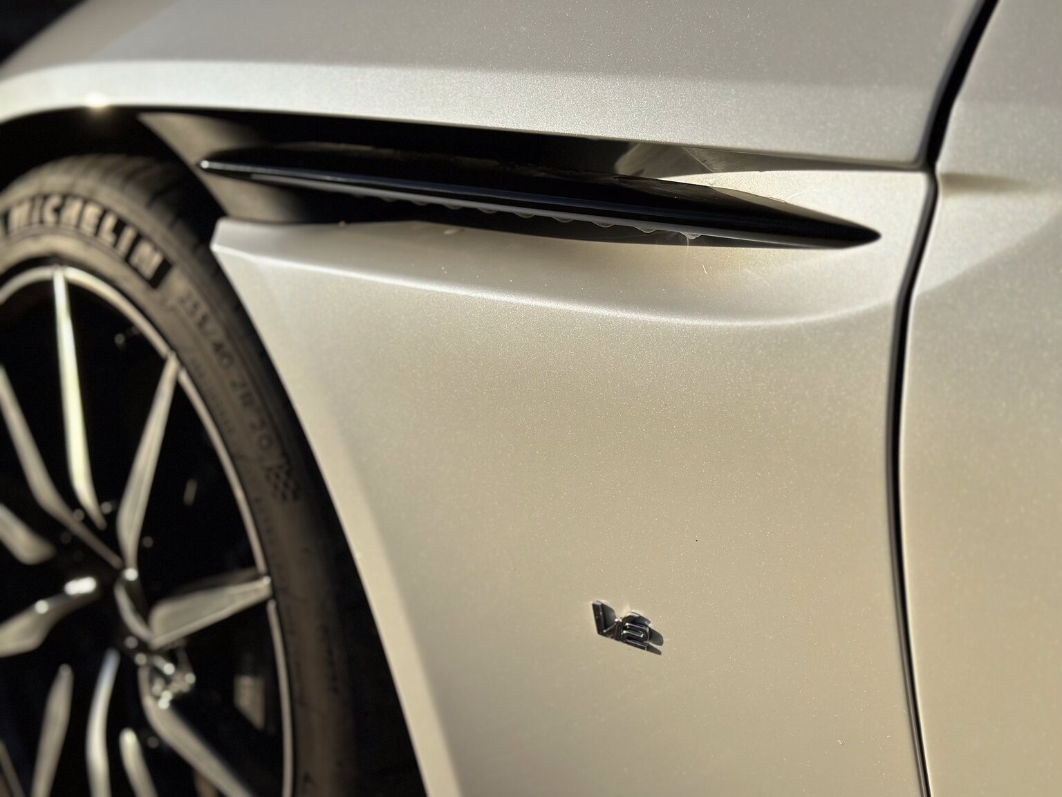 Exteriörbild på 2018 Aston Martin DB11
