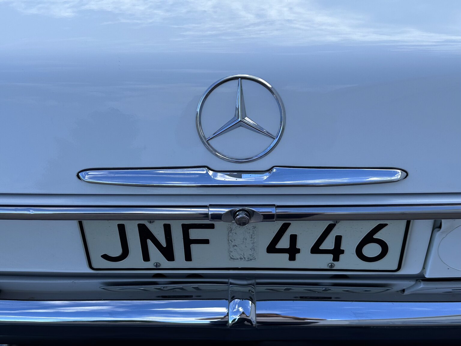 Exteriörbild på 1975 Mercedes Benz 200