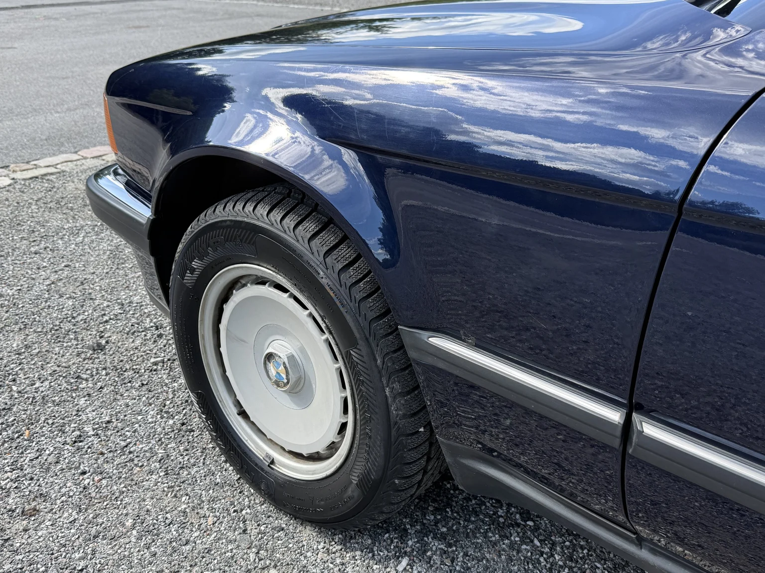 Exterior image of 1990 BMW 750i (78)
