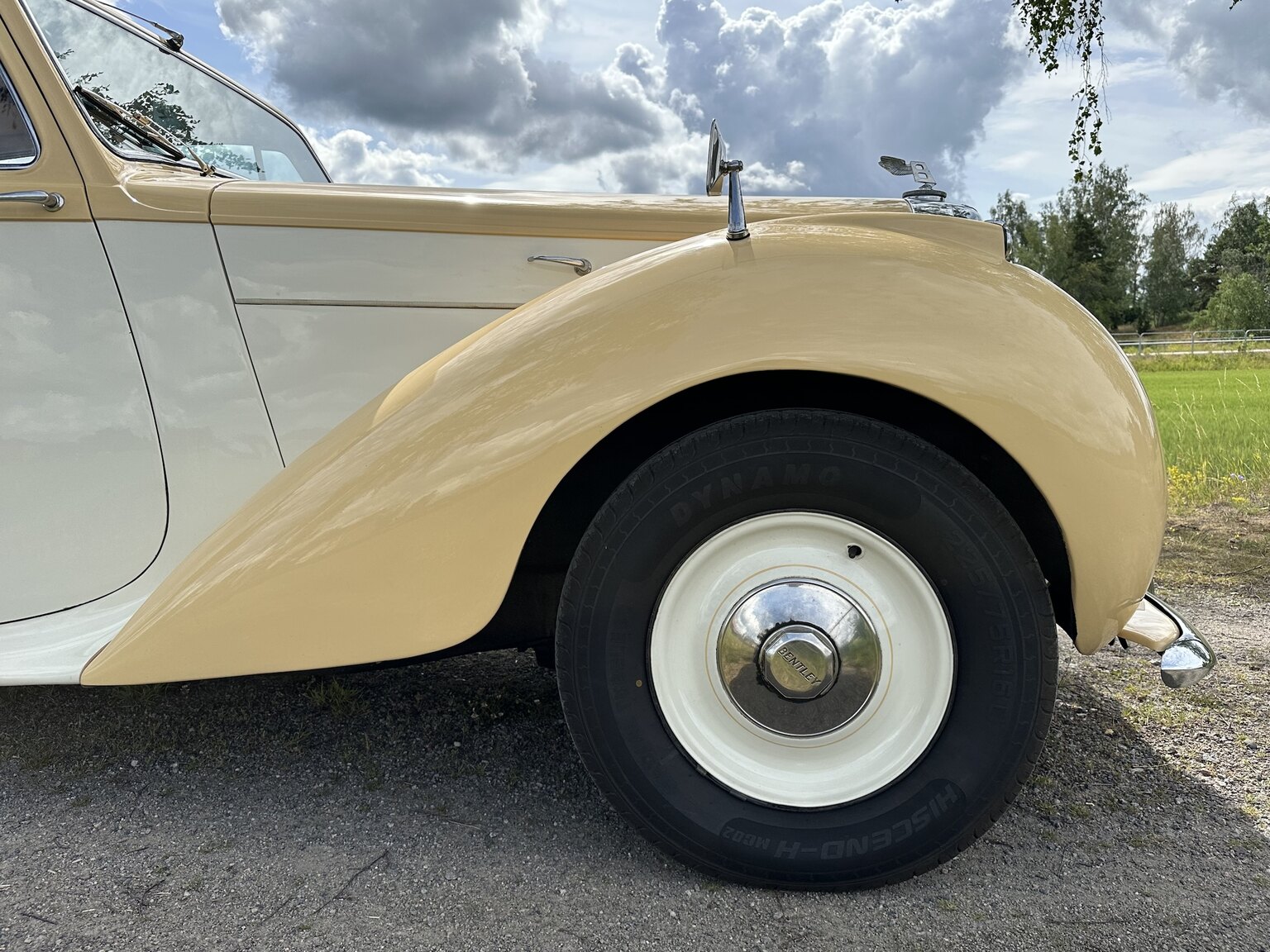 Exterior image of 1947 Bentley Mark IV Sport Saloon