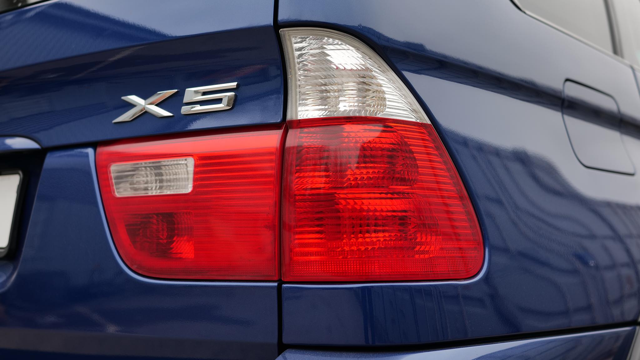 Exteriörbild på 2005 BMW X5 4,8IS (18)