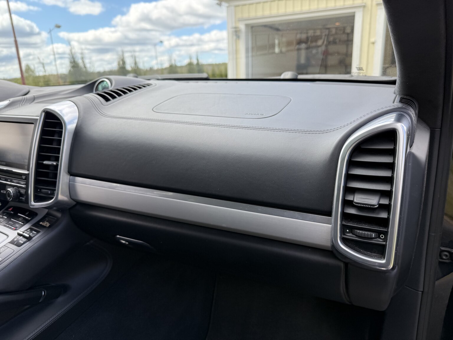 Interior image of 2013 Porsche Cayenne GTS