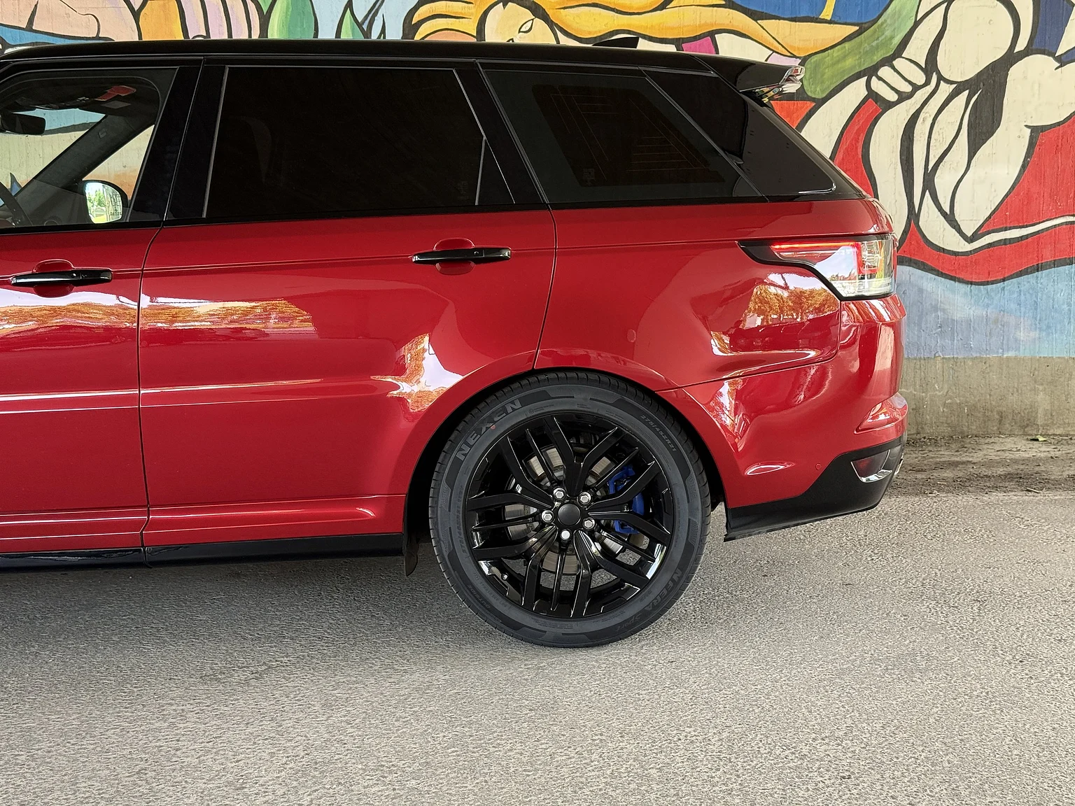 Exterior image of 2017 Range Rover Sport SVR (16)