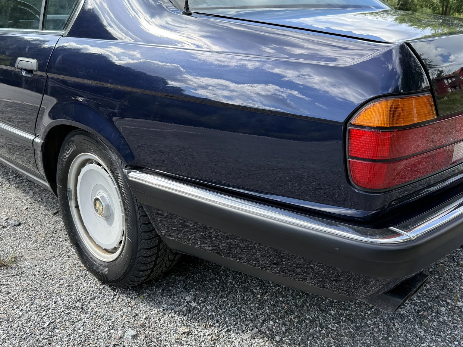 Exterior image of 1990 BMW 750i (75)