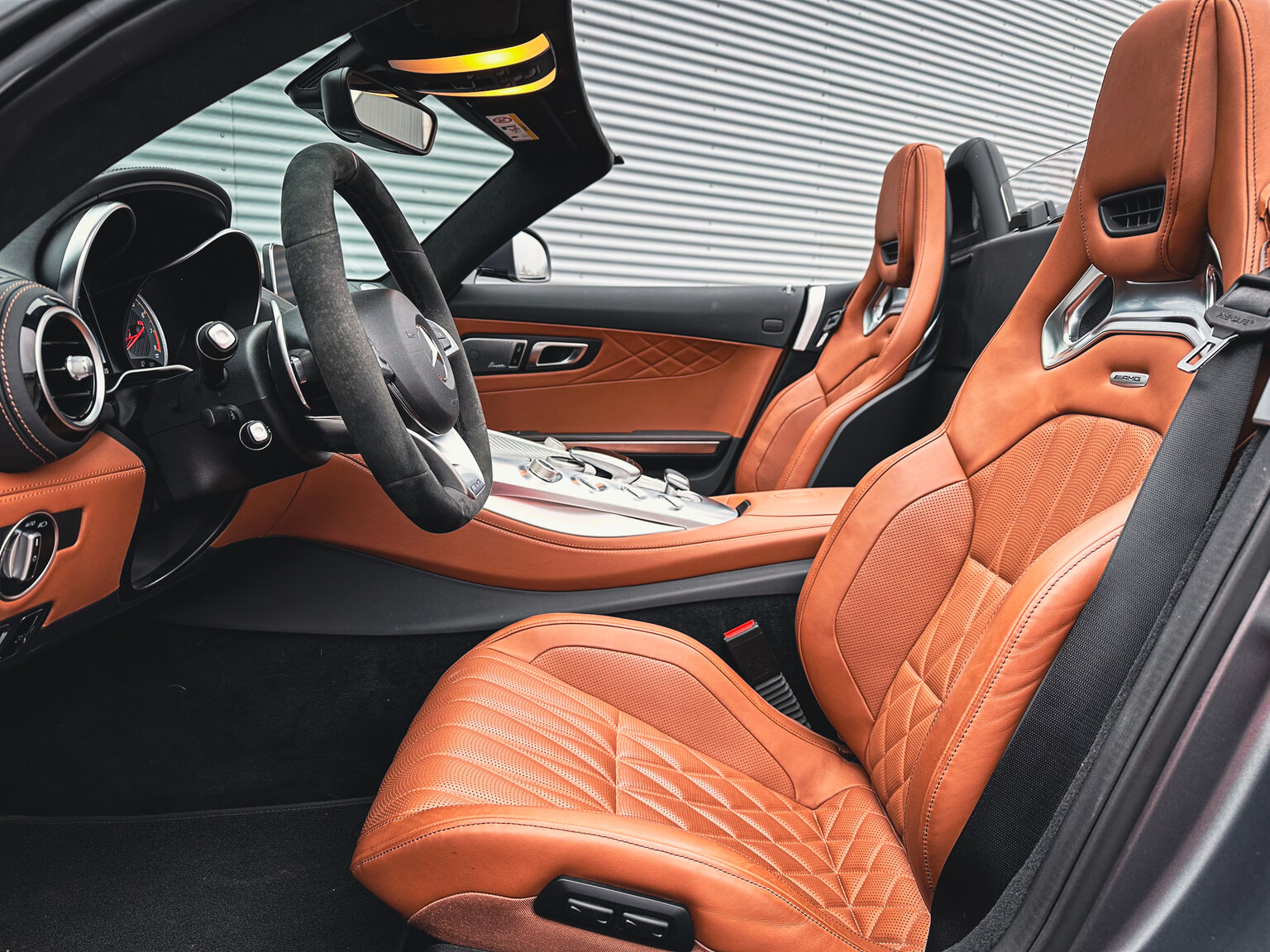 Innenraumfoto von 2018 Mercedes Benz AMG GT C