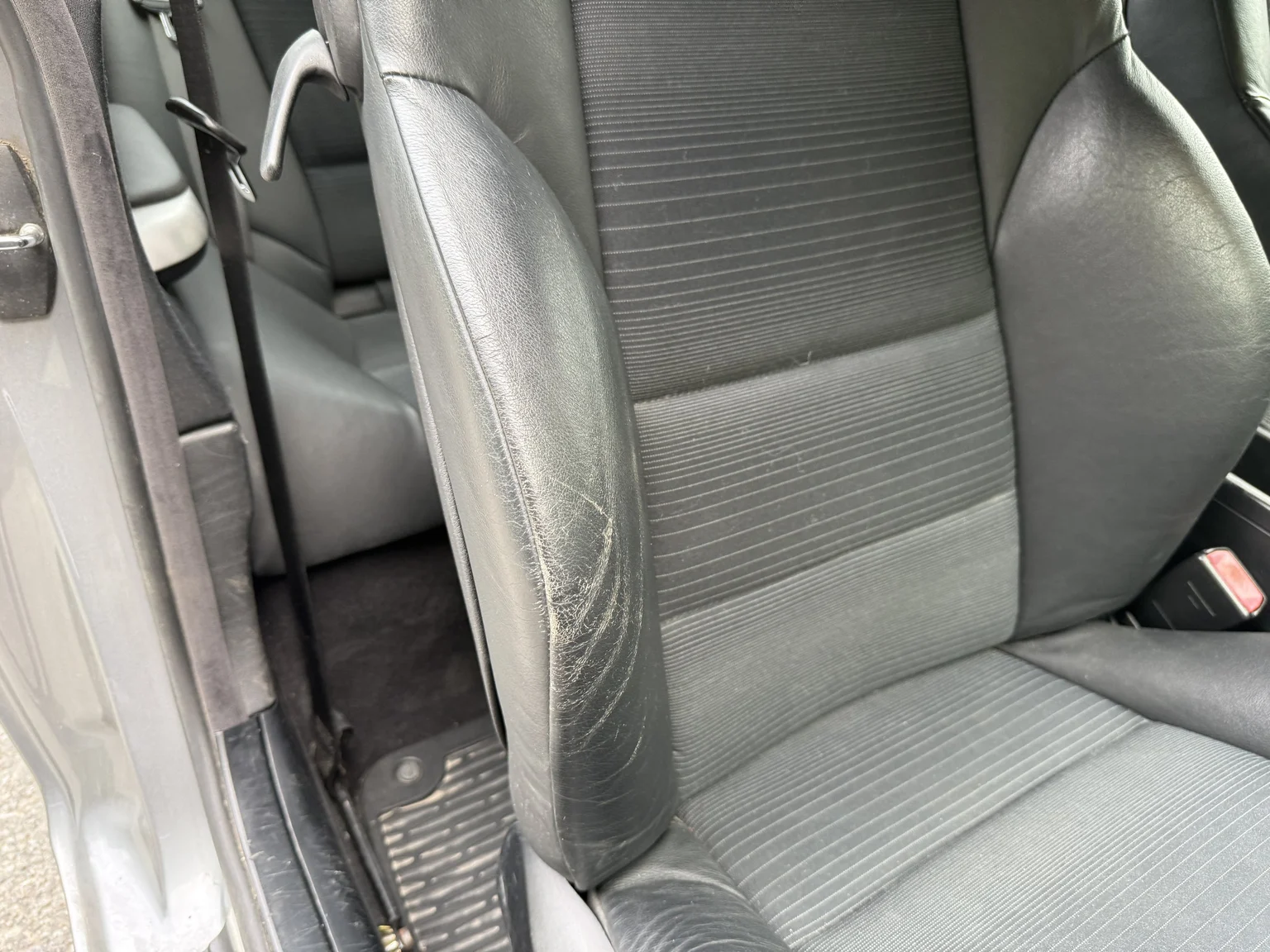 Interior image of 2005 BMW 320Ci (47)