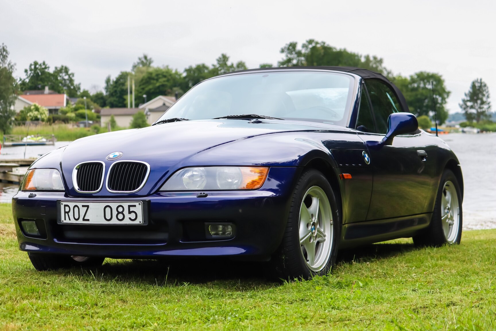 Exterior image of 1999 BMW Z3 1.9i