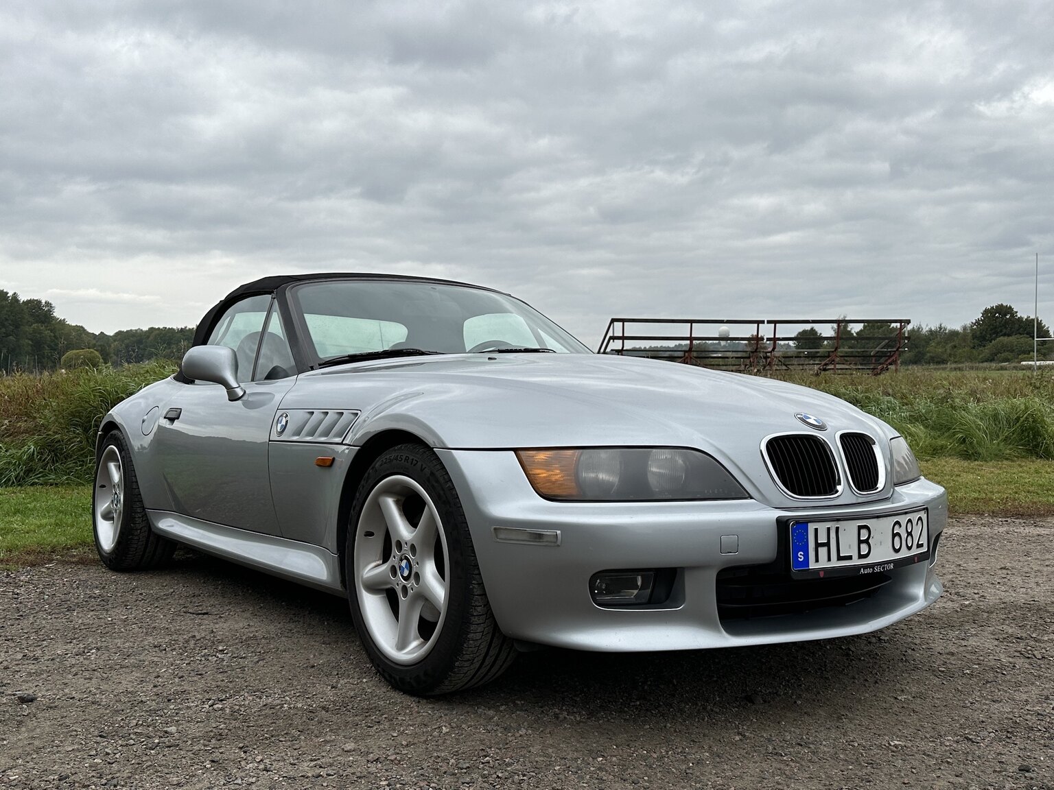 Exterior image of 1997 BMW Z3 2.8 Roadster