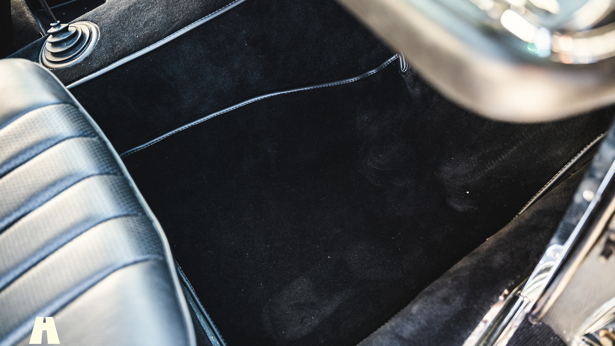 Interior image of 1970 Mercedes 280 SL Pagoda (47)