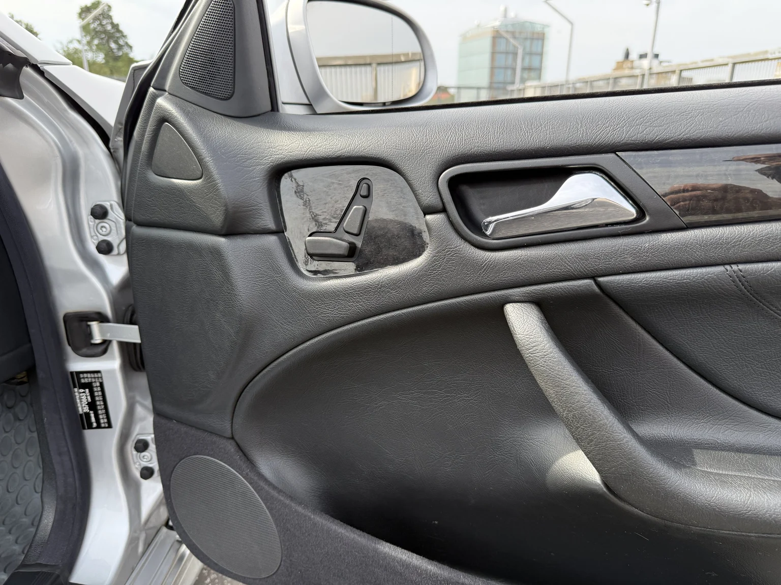 Interior image of 2001 MERCEDES-BENZ CLK 230 Kompressor Cabriolet (32)