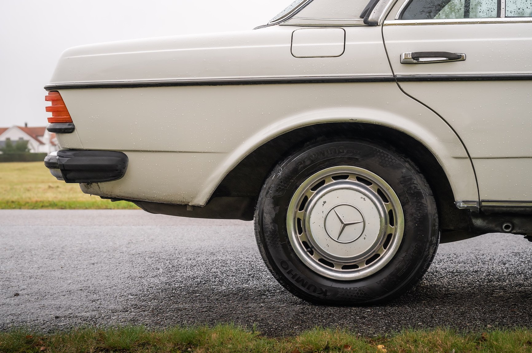 Exterior image of 1985 Mercedes-Benz 200 Automatic