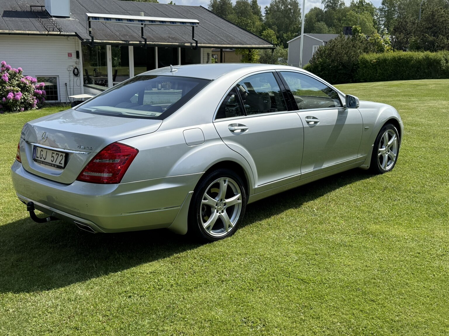 Exterior image of 2011 Mercedes-Benz S 500 4MATIC 