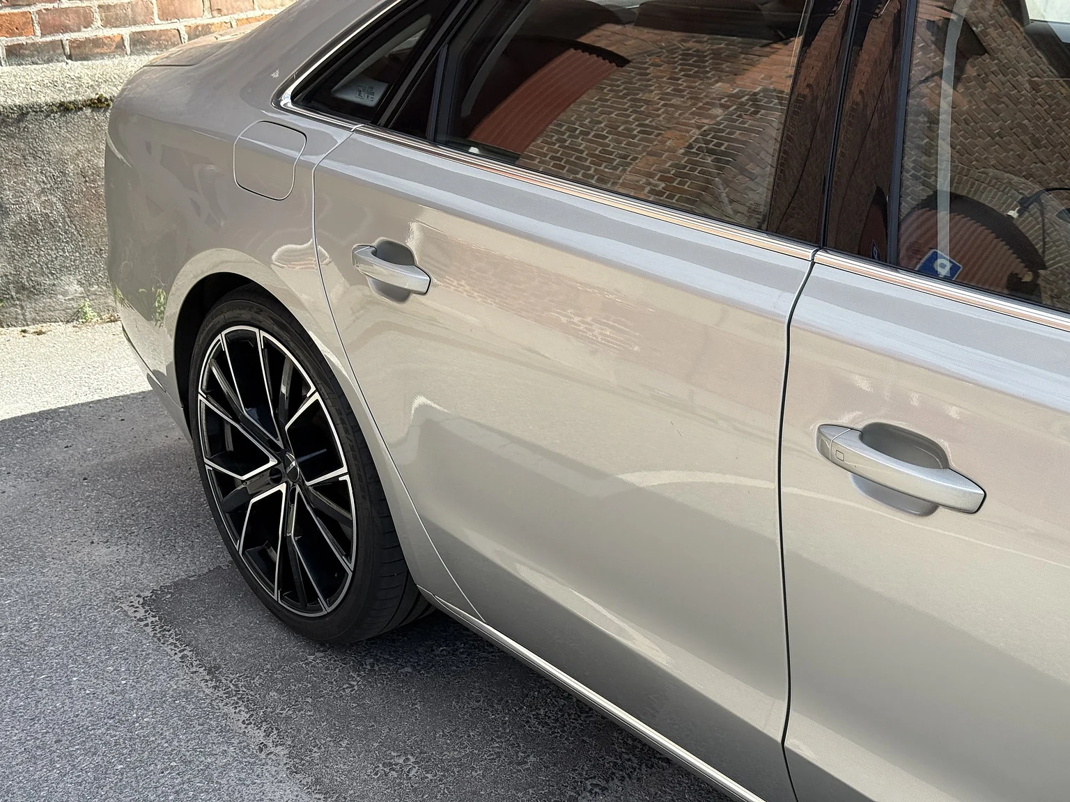 Exteriörbild på 2014 Audi A8 4.0 TFSI (18)