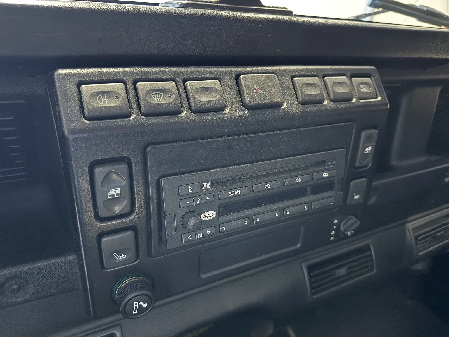 Innenraumfoto von 2000 Land Rover Defender 110 Tomb Raider (16)