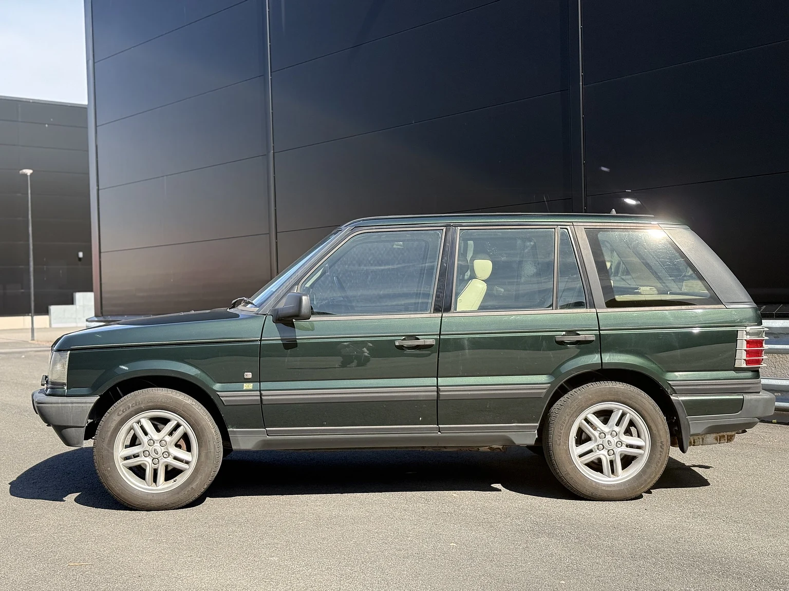 Exterior image of 1998 Land Rover Range Rover P38 (50)