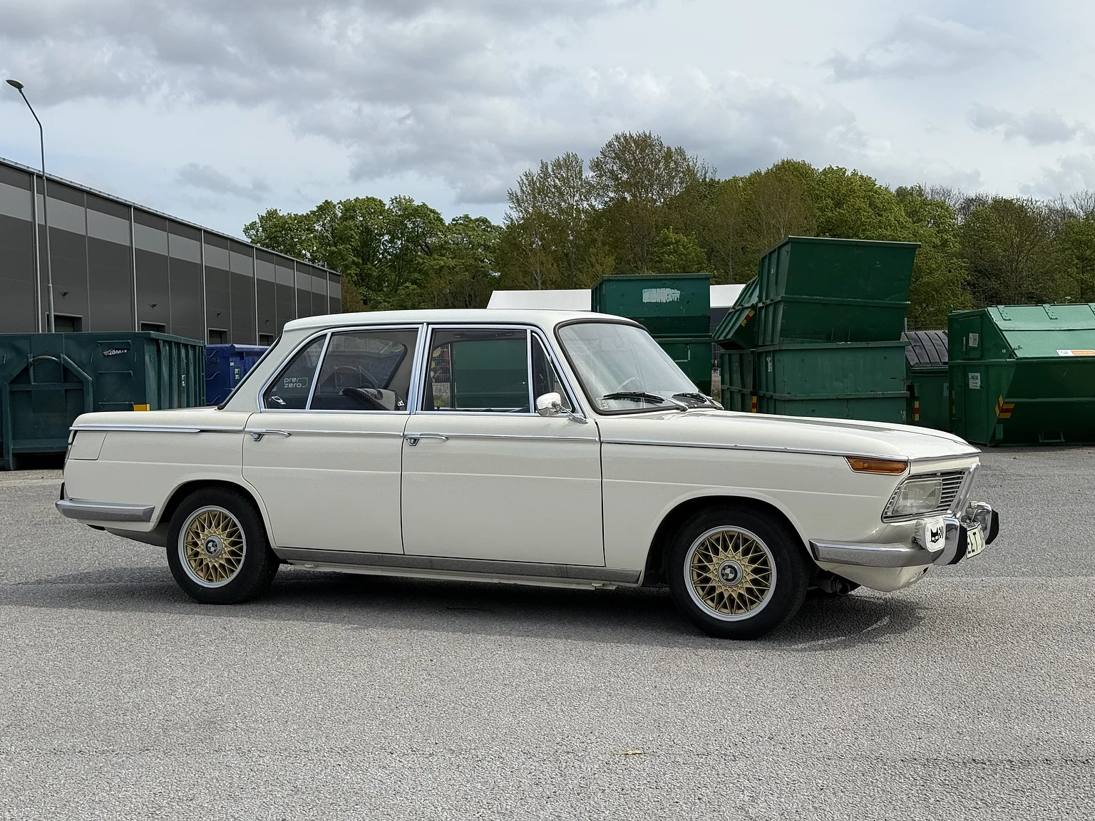 Exterior image of 1970 BMW New Class 4-dörrars Sedan (46)