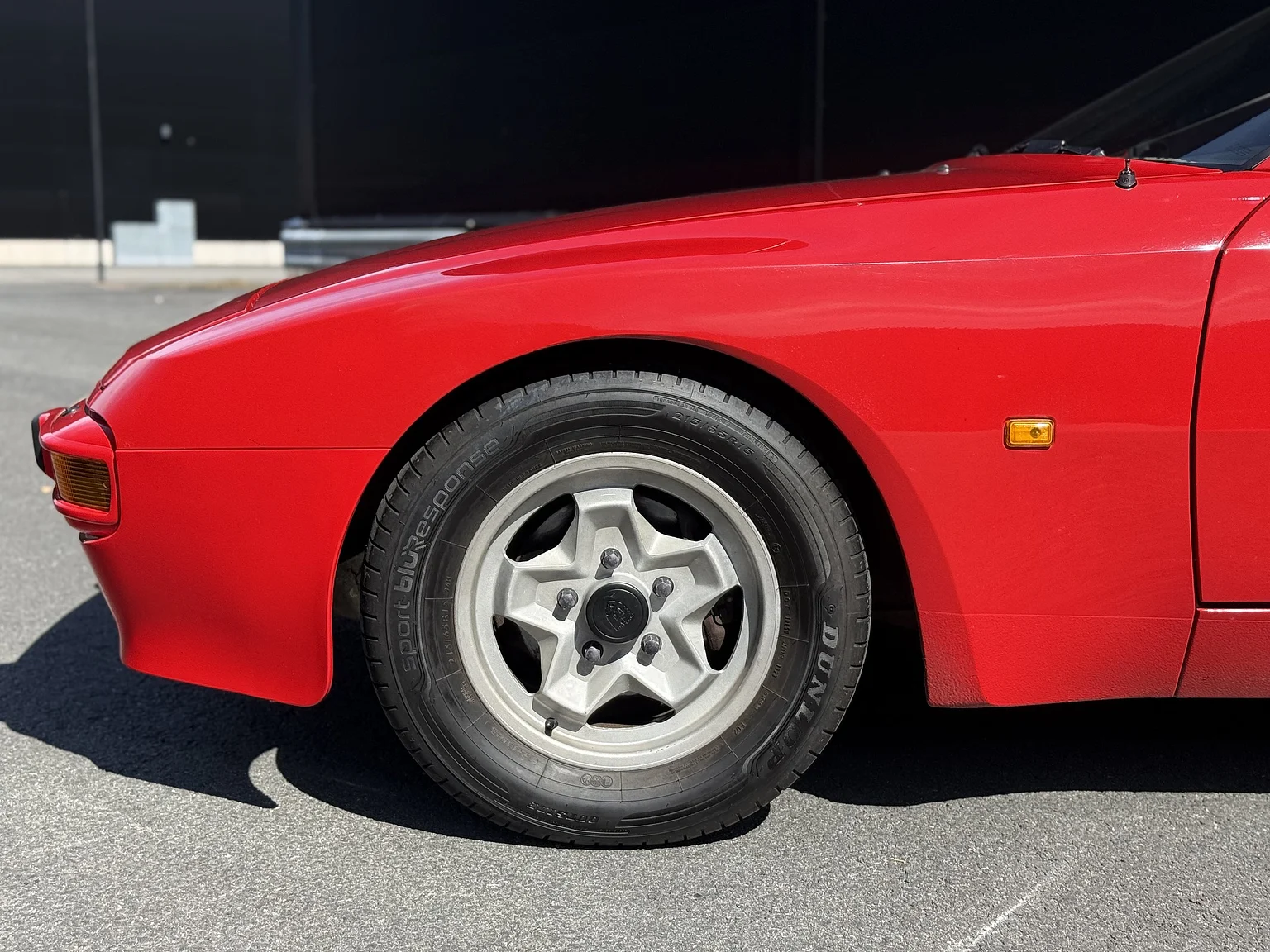 Exteriörbild på 1984 Porsche 944 Targa (21)