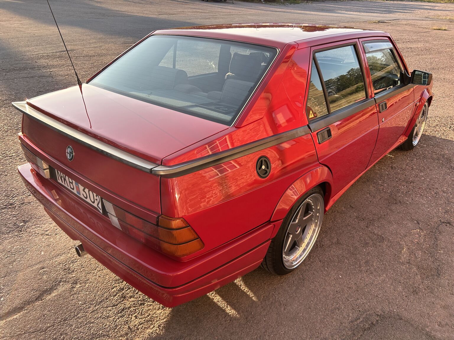 Exterior image of 1988 Alfa Romeo 75 (55)
