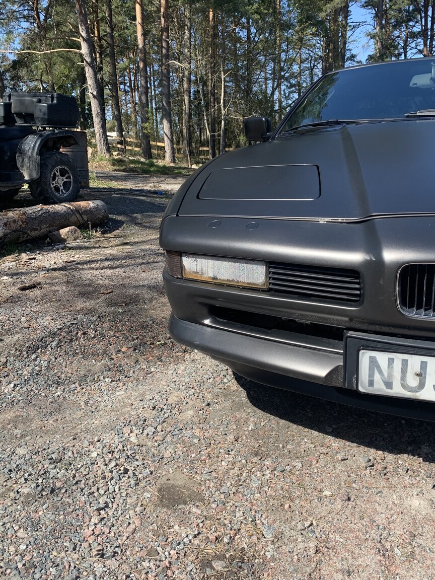 Exterior image of 1995 BMW 840i (34)