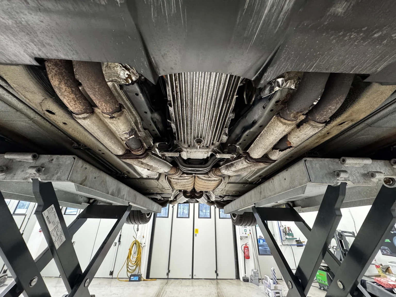 Image of 1992 BMW 850i 6-speed manual - 1 of 49 mechanics (52)