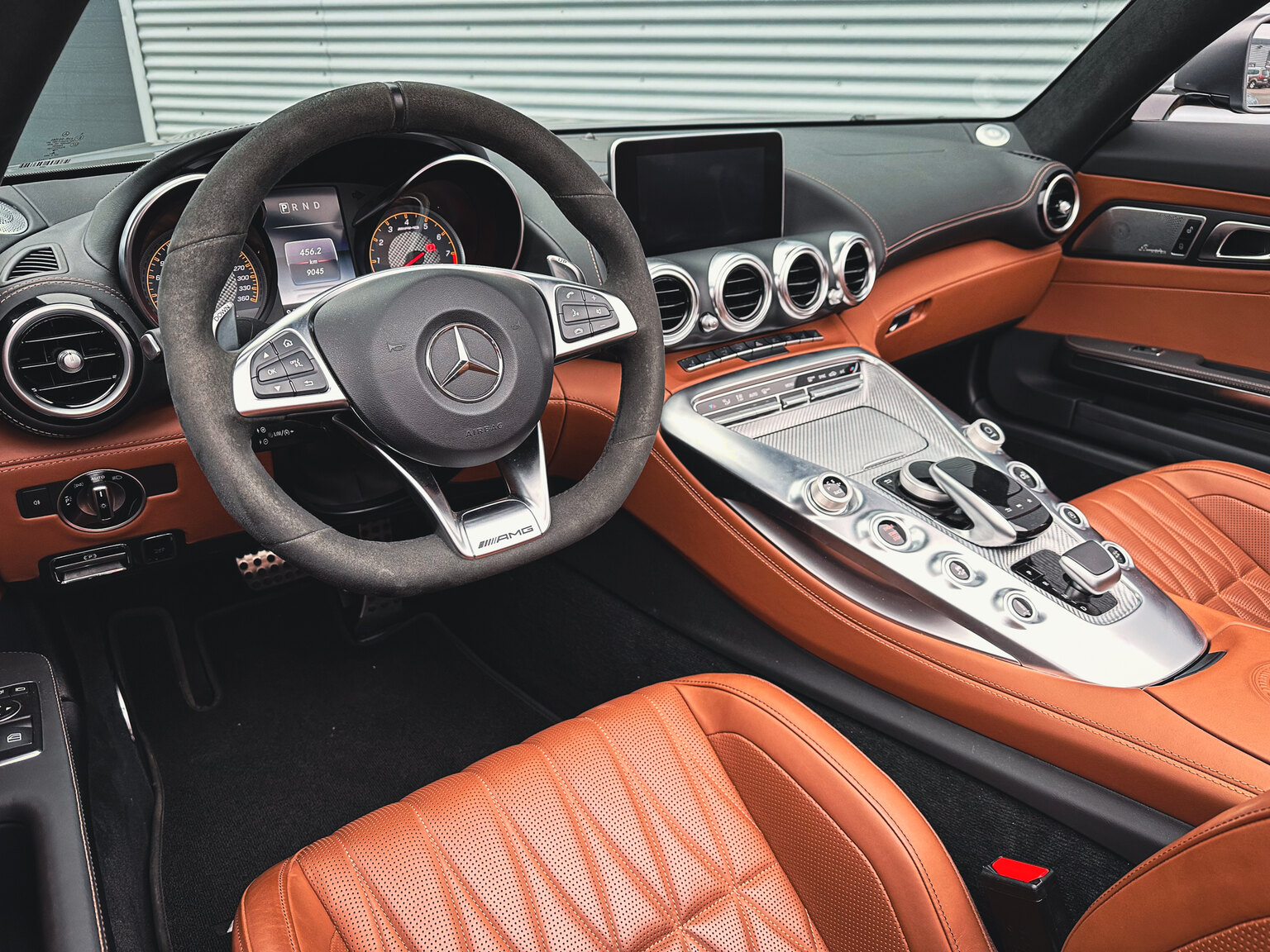 Innenraumfoto von 2018 Mercedes Benz AMG GT C (3)