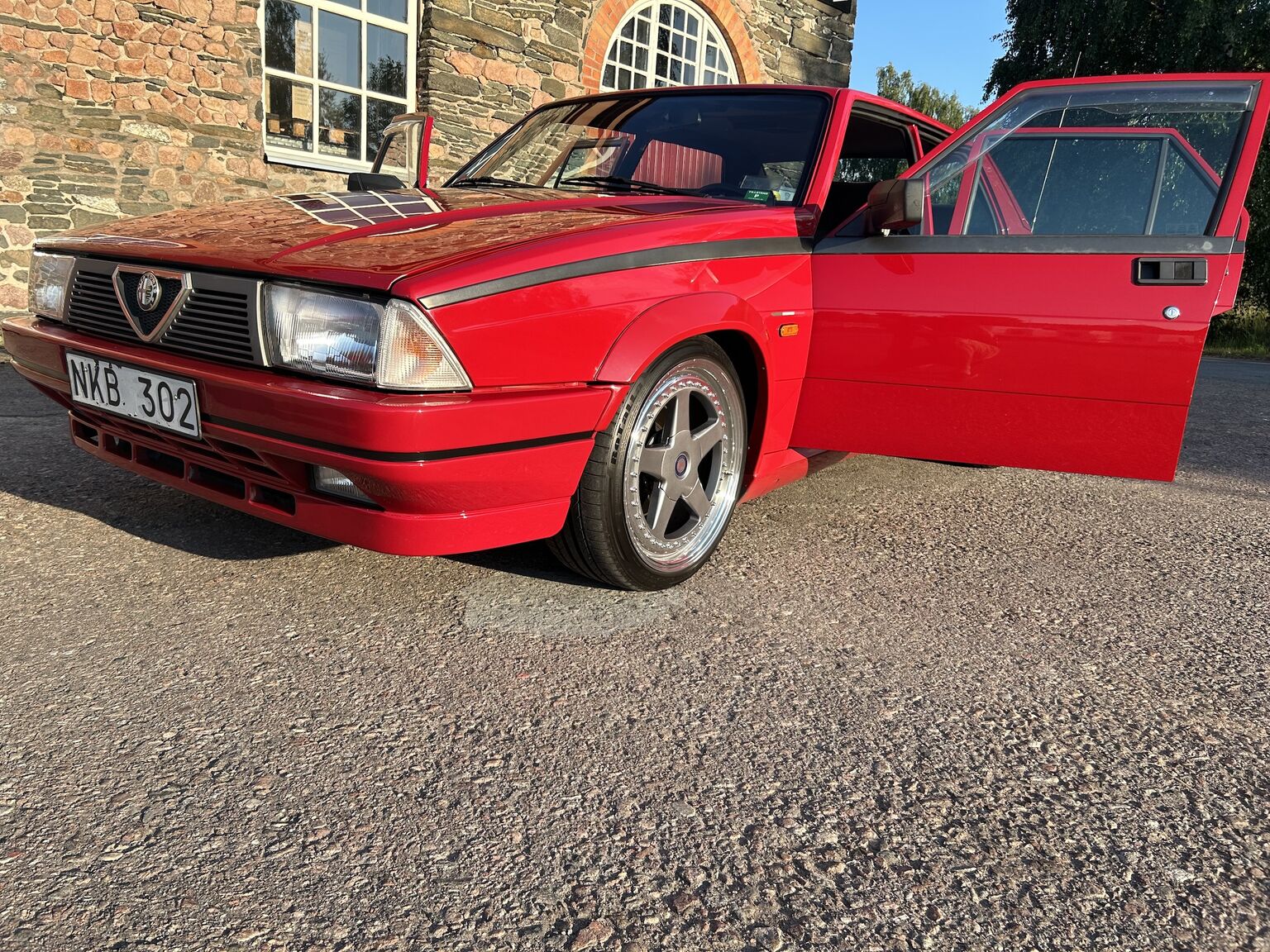 Exterior image of 1988 Alfa Romeo 75 (22)