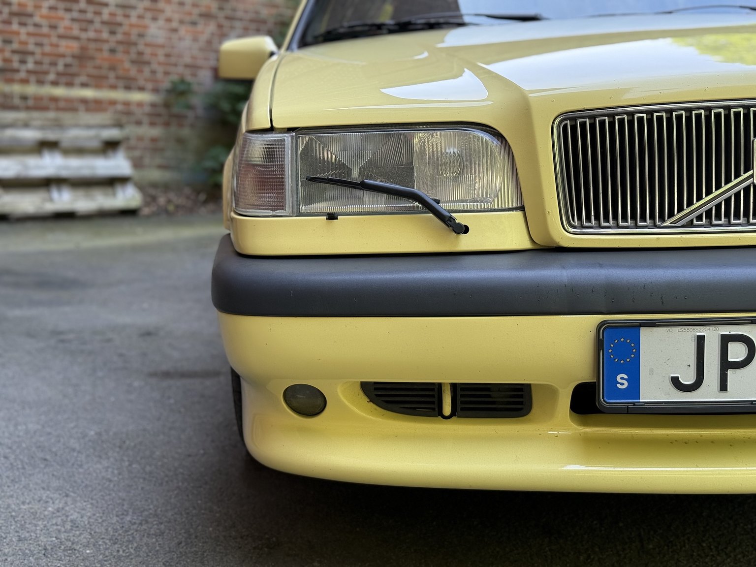 Exterior image of 1995 Volvo 850 T-5R
