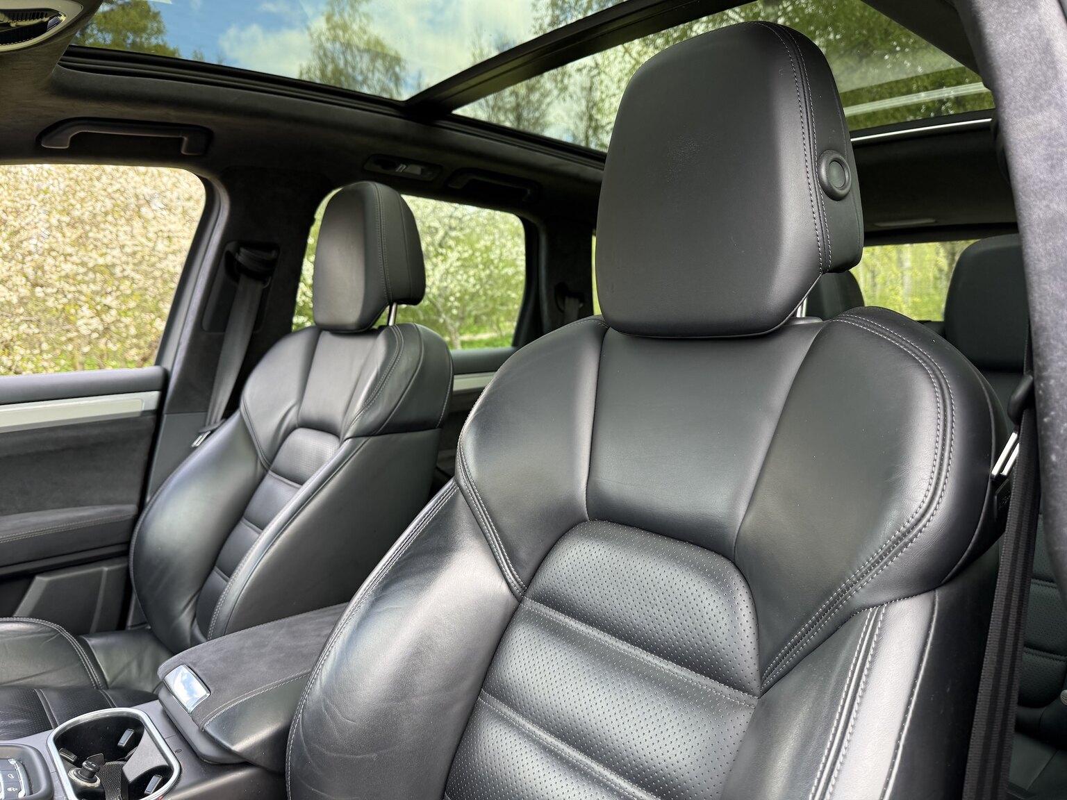 Interior image of 2013 Porsche Cayenne GTS