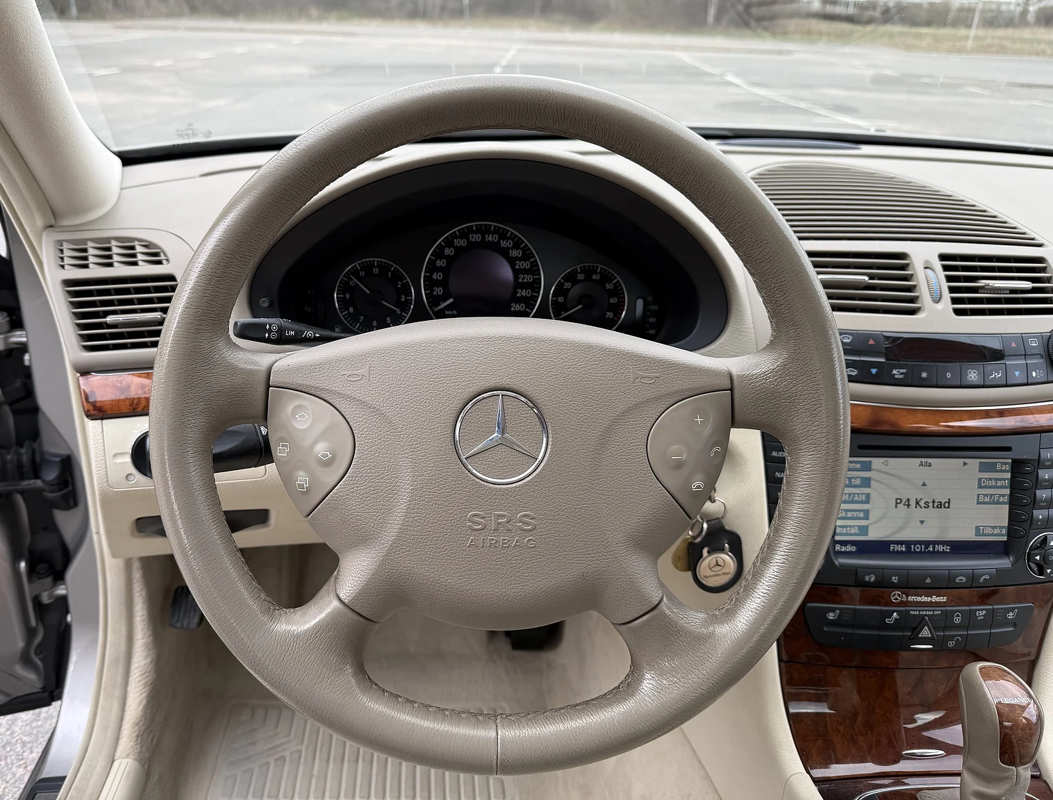 Interiörbild 2004 Mercedes-Benz E 500 7G-Tronic (4)